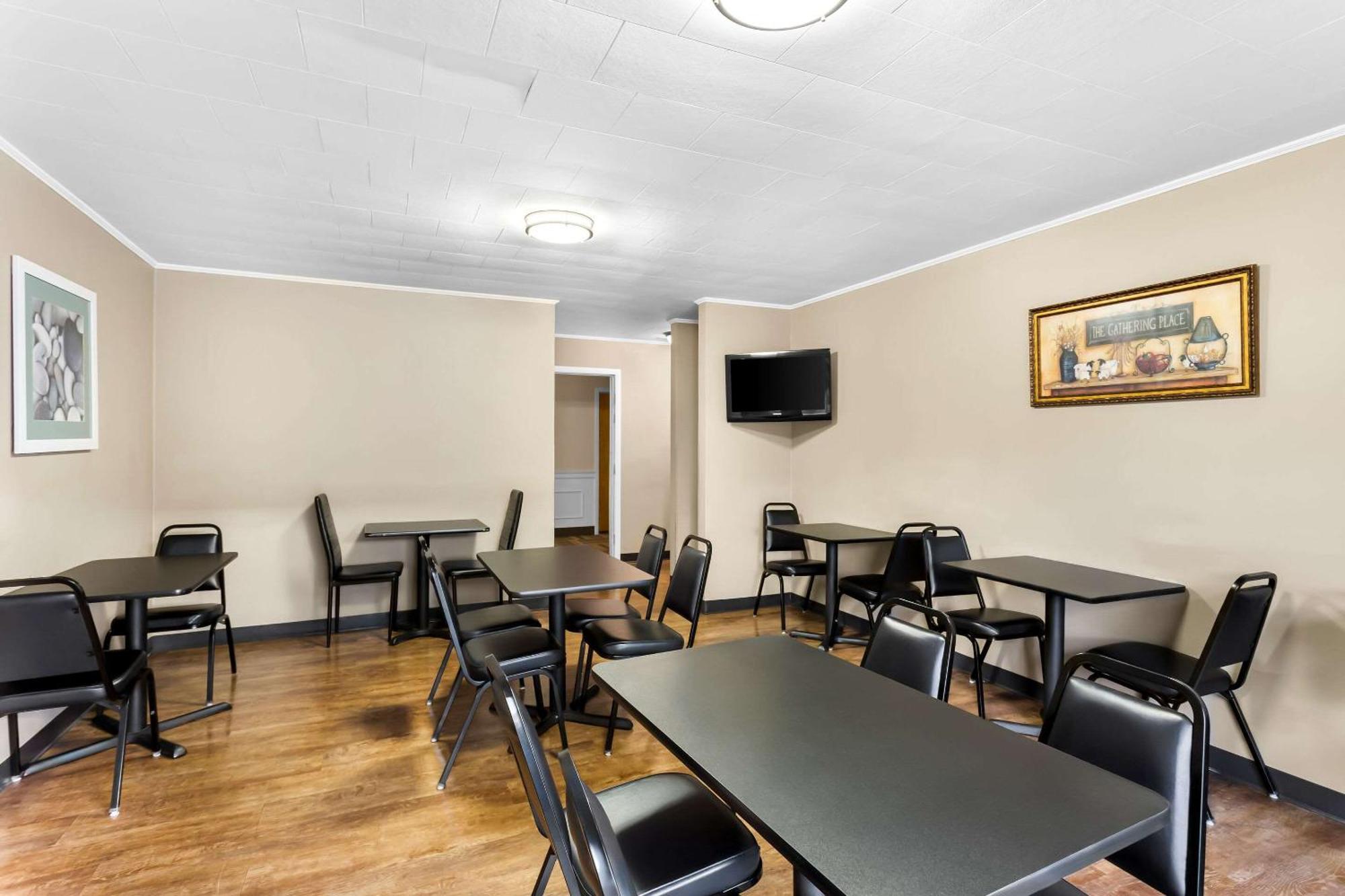 Rodeway Inn Gorham Bagian luar foto