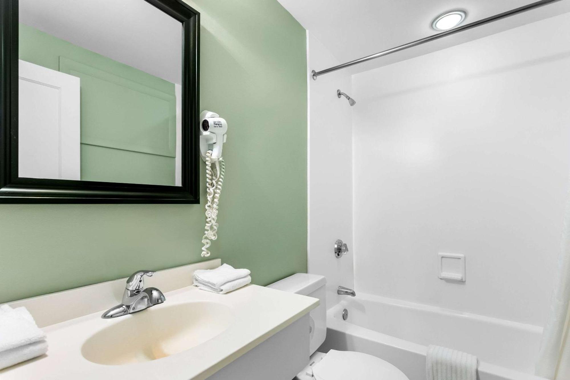 Rodeway Inn Gorham Bagian luar foto