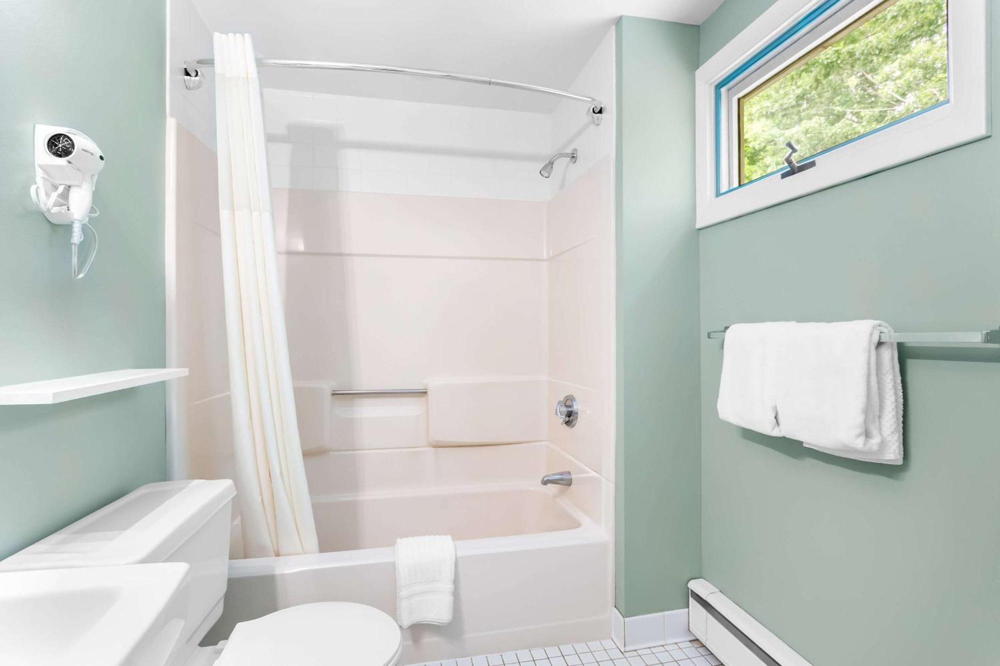 Rodeway Inn Gorham Bagian luar foto