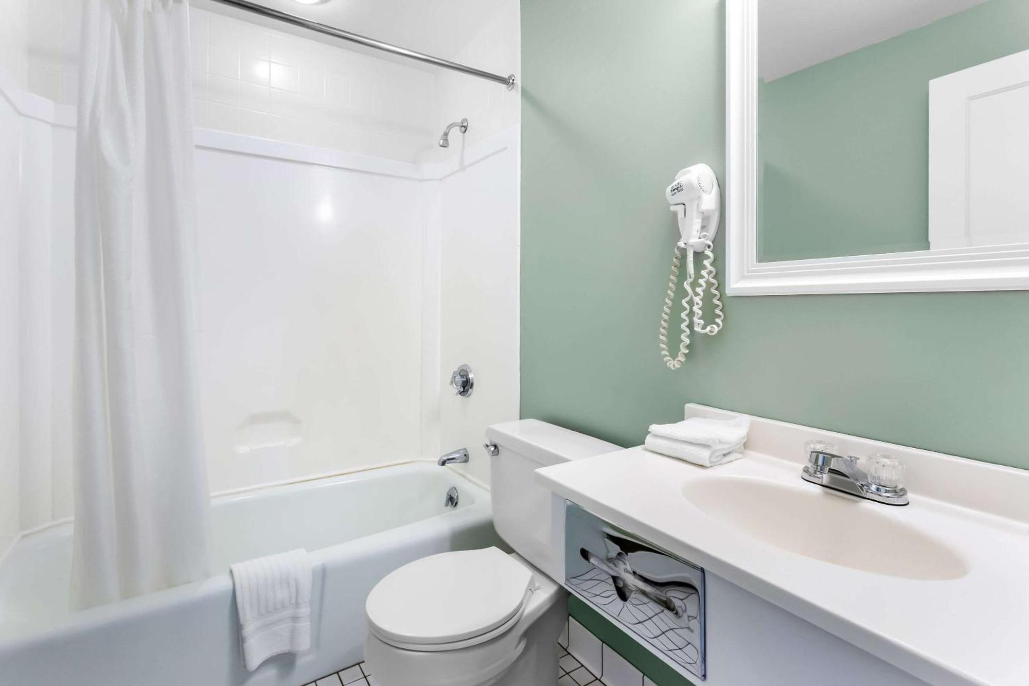 Rodeway Inn Gorham Bagian luar foto