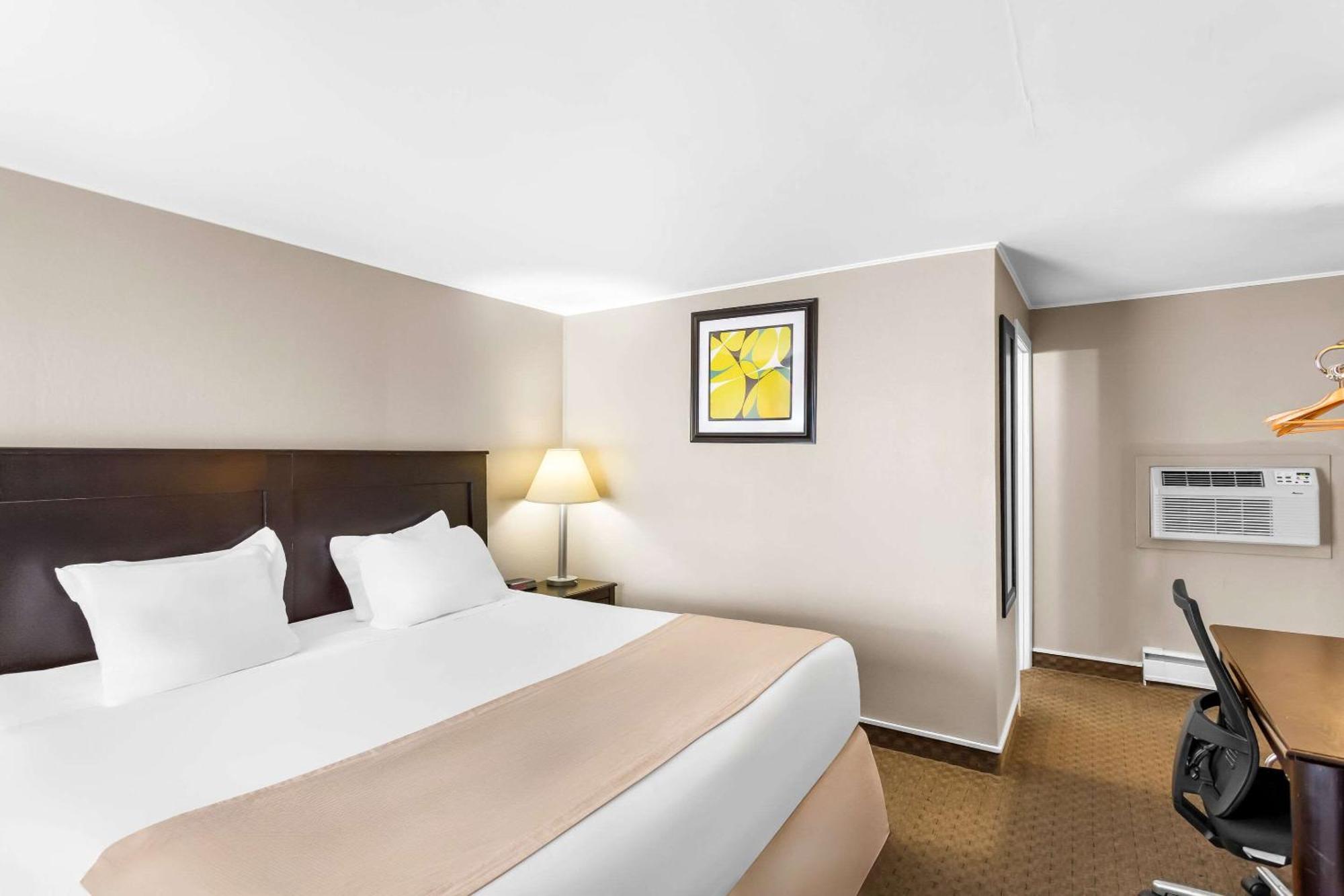 Rodeway Inn Gorham Bagian luar foto
