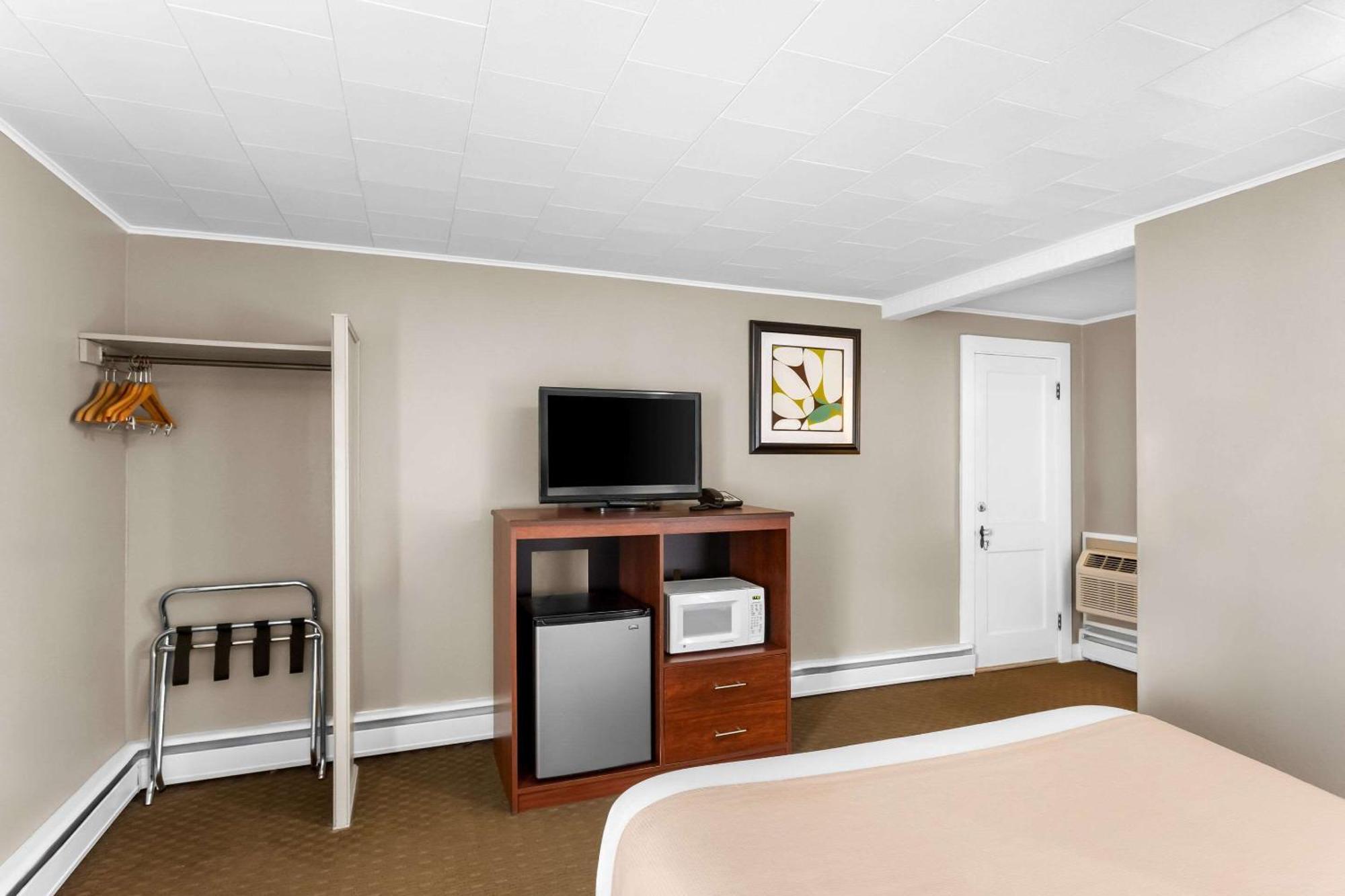 Rodeway Inn Gorham Bagian luar foto