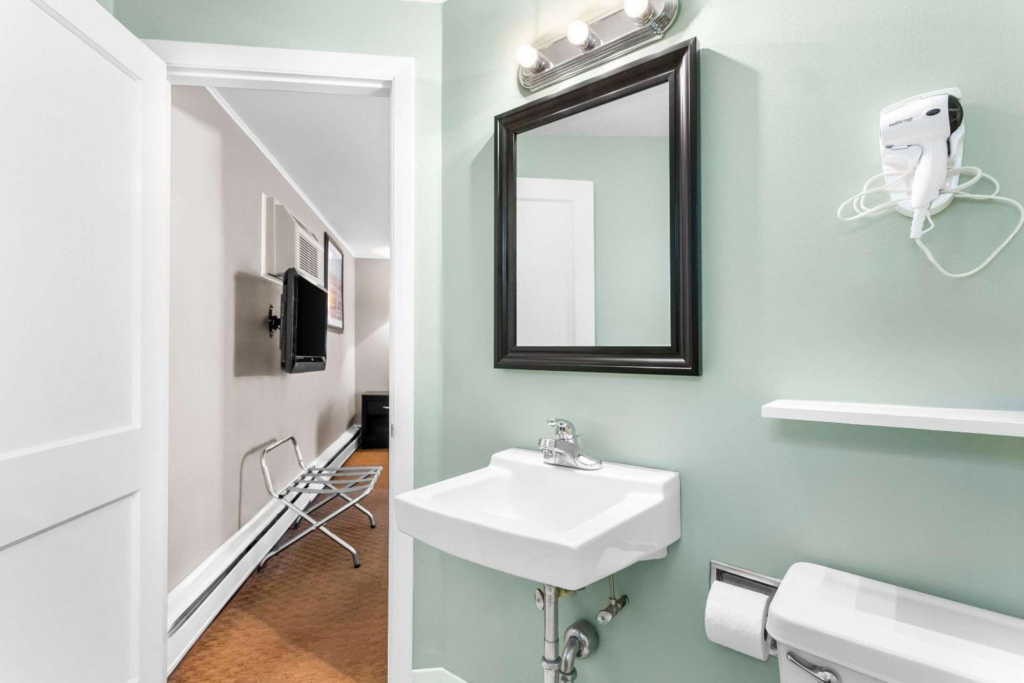 Rodeway Inn Gorham Bagian luar foto