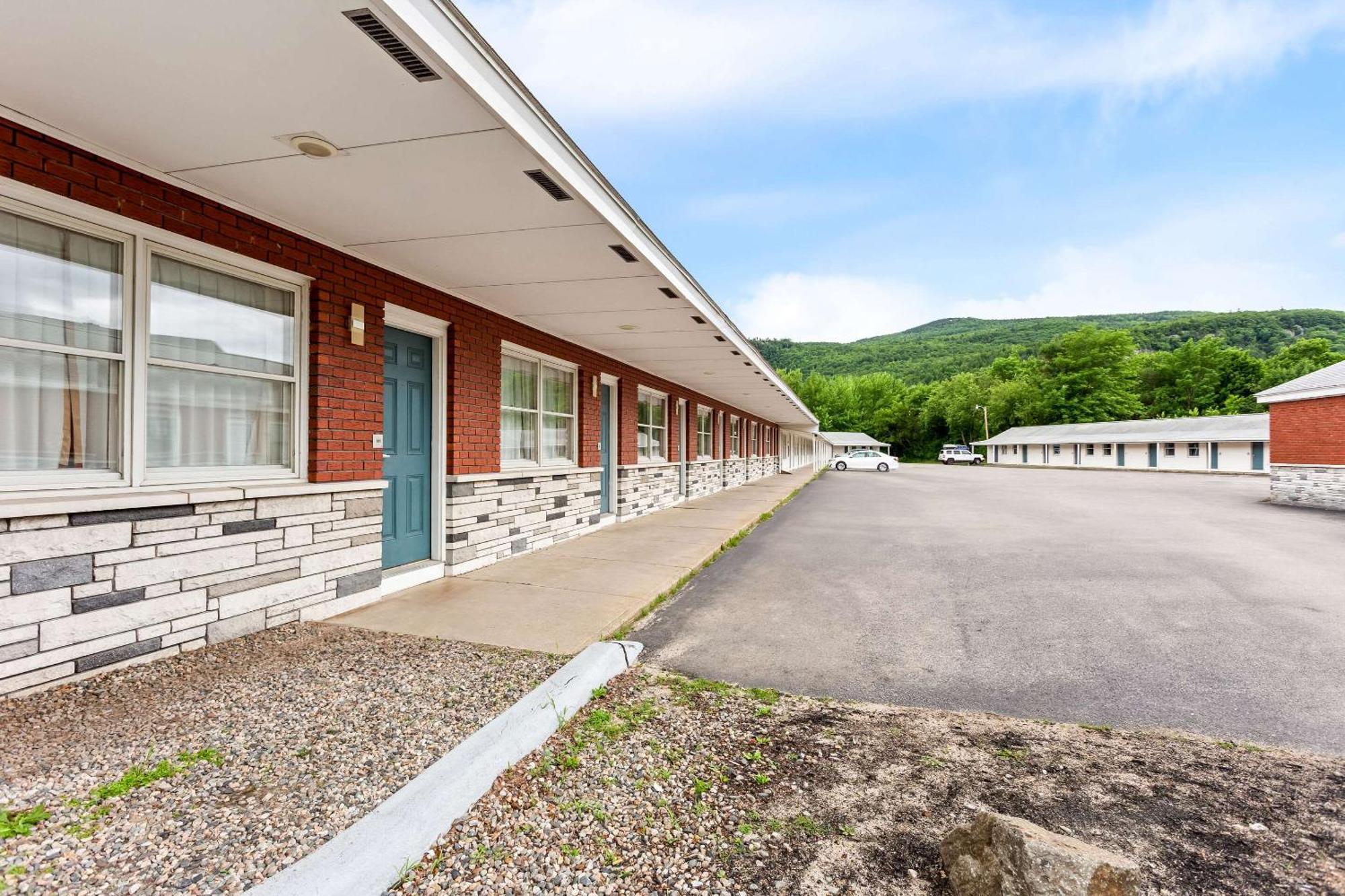Rodeway Inn Gorham Bagian luar foto