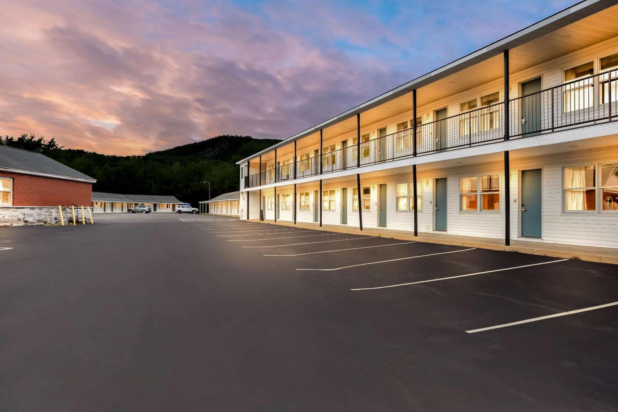 Rodeway Inn Gorham Bagian luar foto